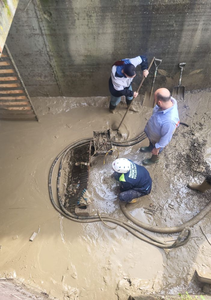 Volontari della protezione civile in azione