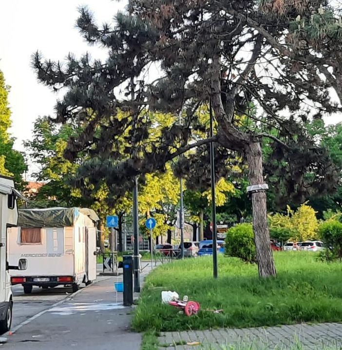 &quot;Gli sgomberi non bastano, i camper si spostano di continuo. Garantiamo uno stazionamento consentito&quot;