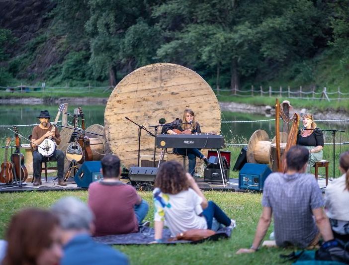Gente d'Ambiente al Lago dei Camosci: la terza edizione del festival con Neri Marcorè, Fabio Geda, Lorenzo Pregliasco, Giorgia Palmirani