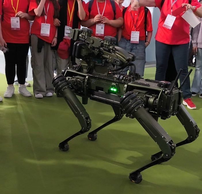 Un cane meccanico si aggira per il Salone del Libro di Torino
