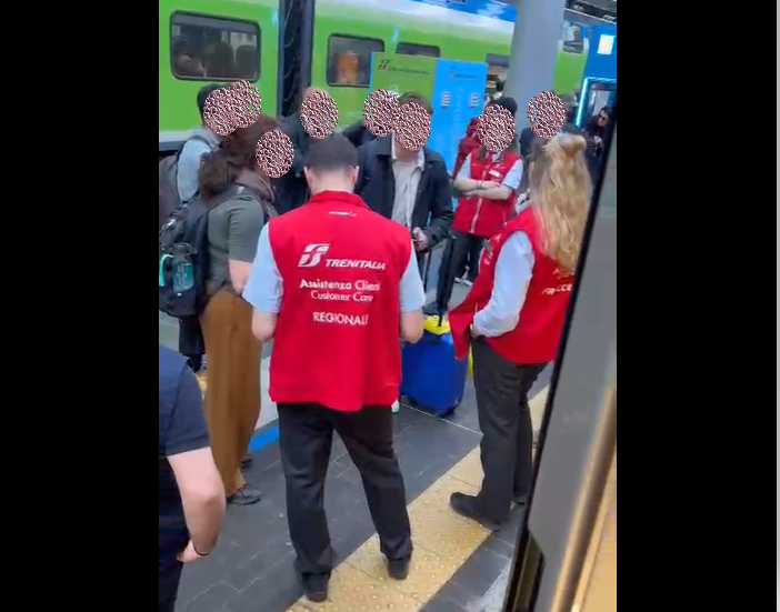 Uno dei momenti di protesta dei pendolari alla stazione di Milano per tornare a Torino