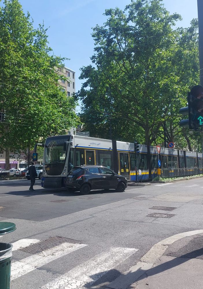 Incidente tra auto e tram in corso Unione Sovietica