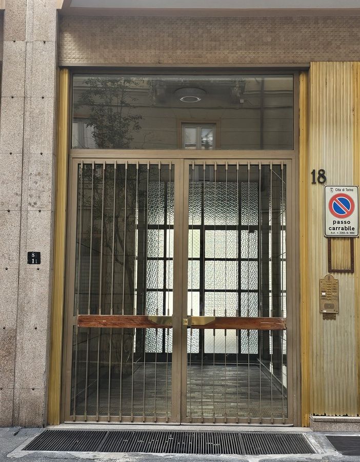 Oltre alla tinteggiatura, verranno messe delle finestre nuovo e un sistema di aria condizionata