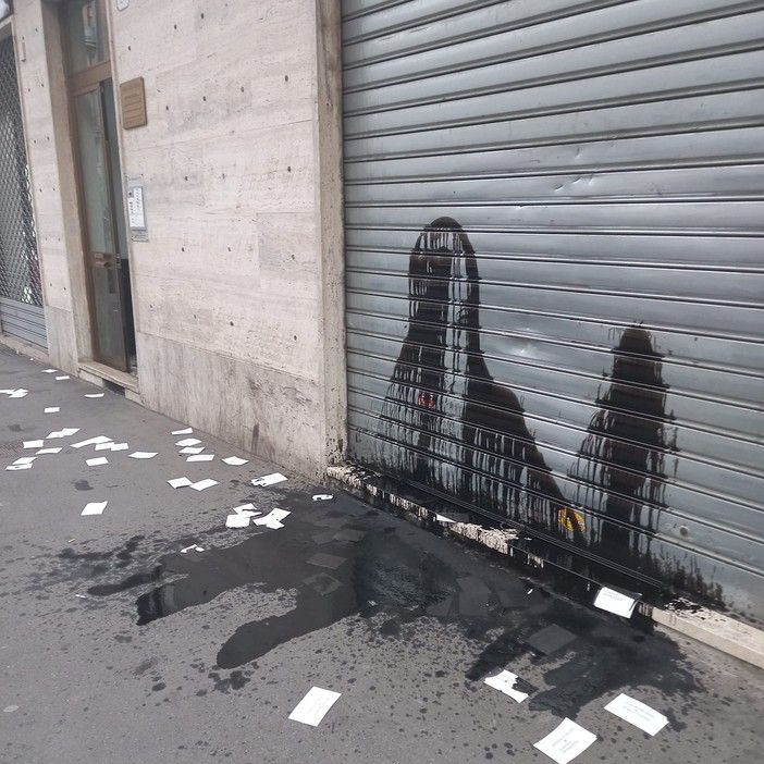 Bomba carta contro il Banfo e colpi di piccone sulla serranda di FdI, Sala Rossa unita contro la violenza