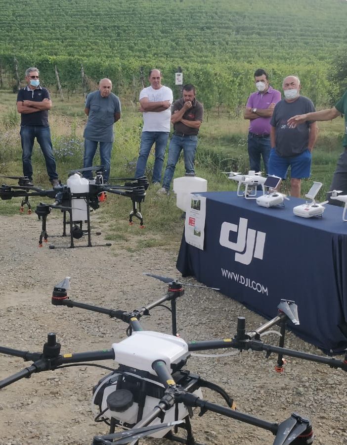 La tecnologia a servizio del vigneto: prove di irrorazione con macchinari e droni per i soci della Cantina Terre del Barolo