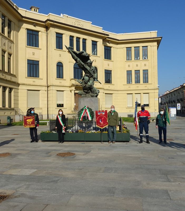 Venaria celebra il suo 25 aprile &quot;in quarantena&quot;, ma ricorda i suoi caduti con le foto davanti al Comune [VIDEO]