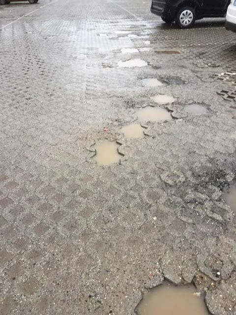 Alpignano, troppe buche al parcheggio della piscina comunale di Strada Costa