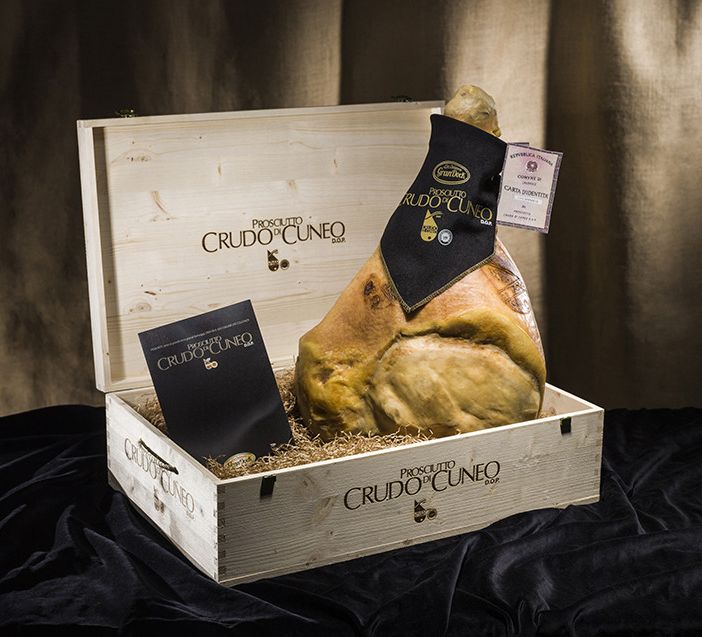 prosciutto crudo su tavola imbandita