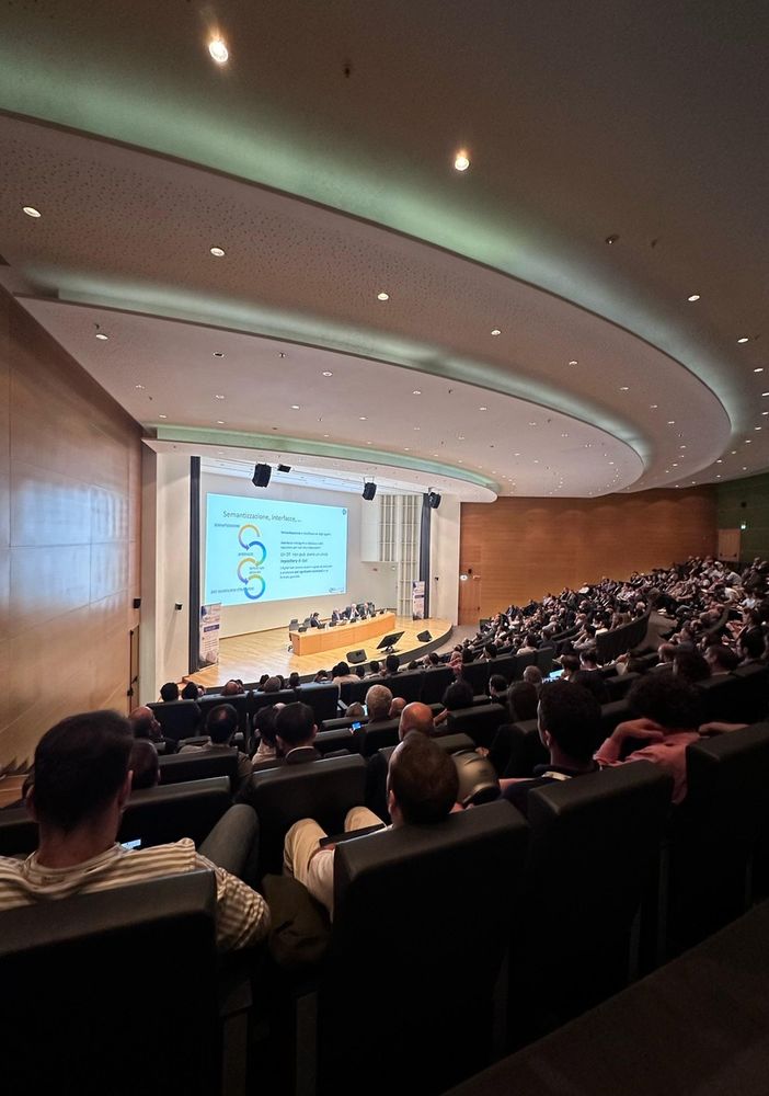 Persone riunite in una sala conferenze