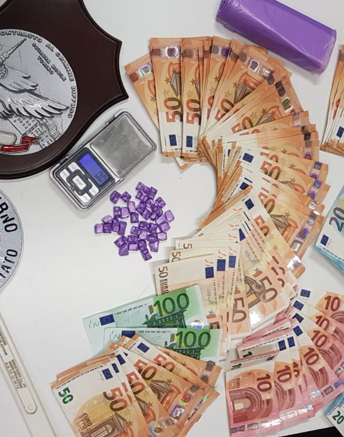 Pusher esce di casa con 36 dosi di cocaina in bocca: arrestato dalla polizia