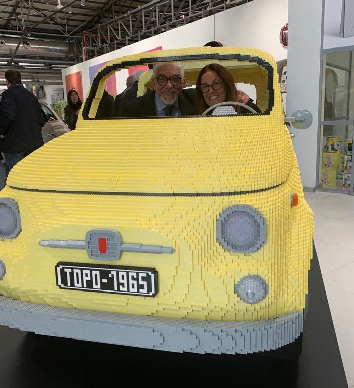 Una Fiat 500F realizzata interamente in Lego esposta al Motor Village