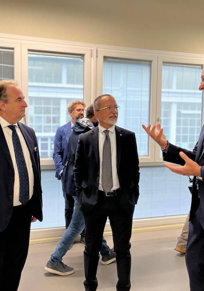 tre persone che parlano assieme