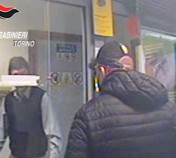La cassiera &quot;ignora&quot; il rapinatore e lo mette in fuga: arrestato con il complice