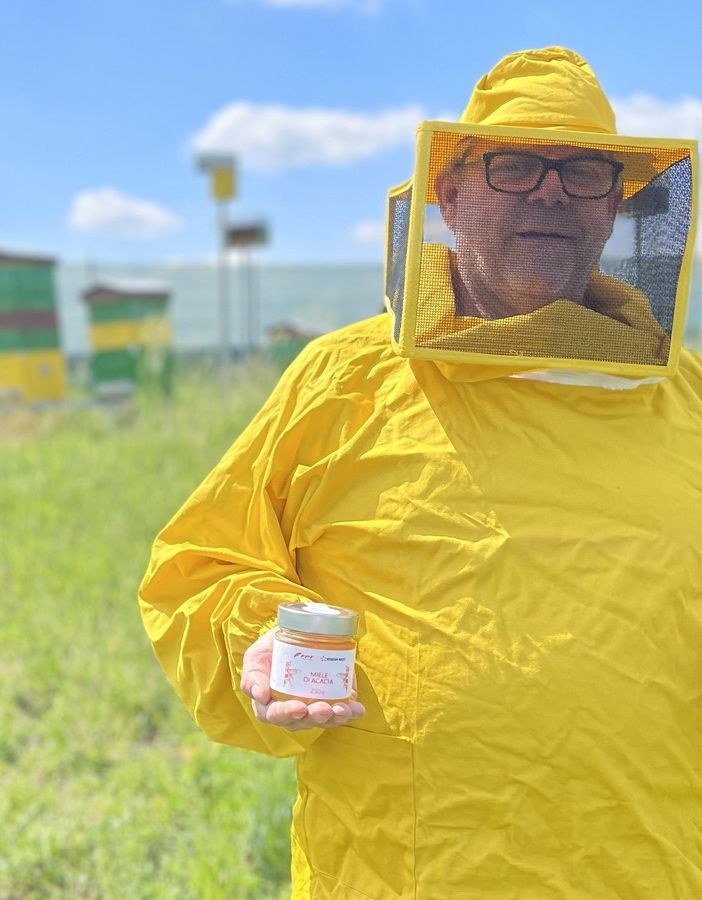 Uomo vestito per allevare le api