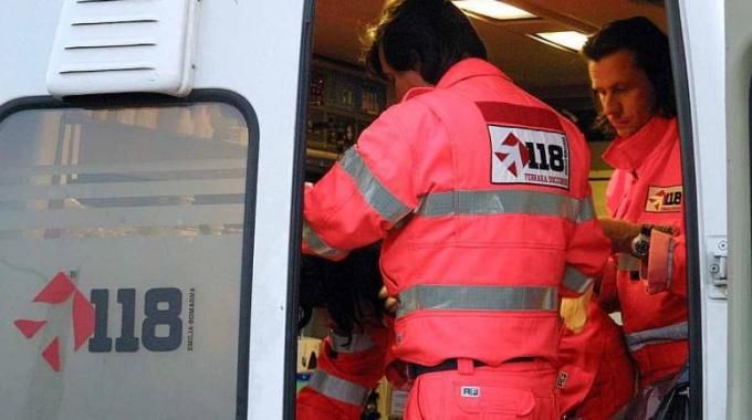 Incidente stradale tragico a Piscina: muore un uomo, ferite compagna e figlia