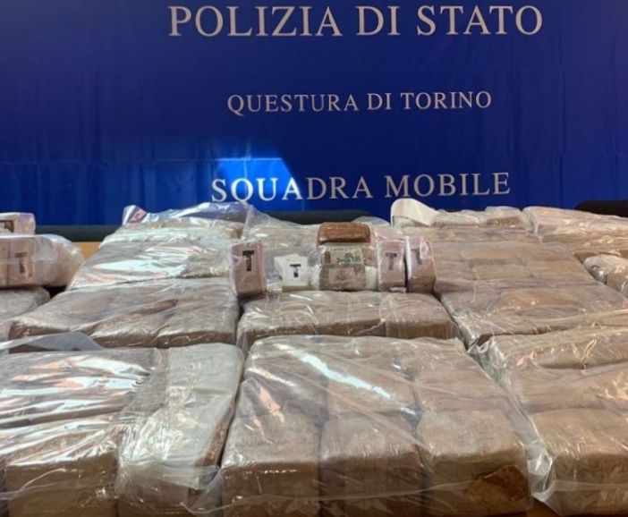 Trasporta 84 kg di hashish nel vano del furgone: Squadra Mobile arresta trafficante di droga