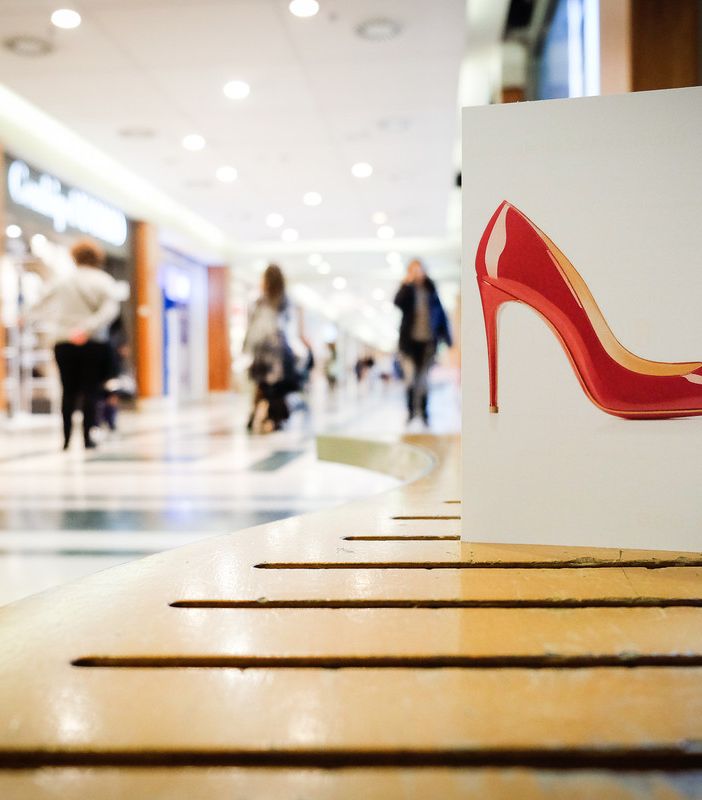 All'8 Gallery le gallerie si tingono di rosso per la Giornata Mondiale contro la violenza sulle donne