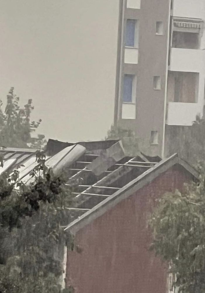 Nuova bomba d'acqua a Torino: grandine, frane, alberi caduti e traffico in tilt. Scoperchiato il tetto della scuola Salvemini