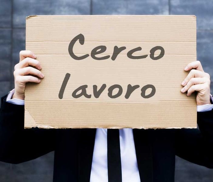 Uomo con il cartello Cerco Lavoro