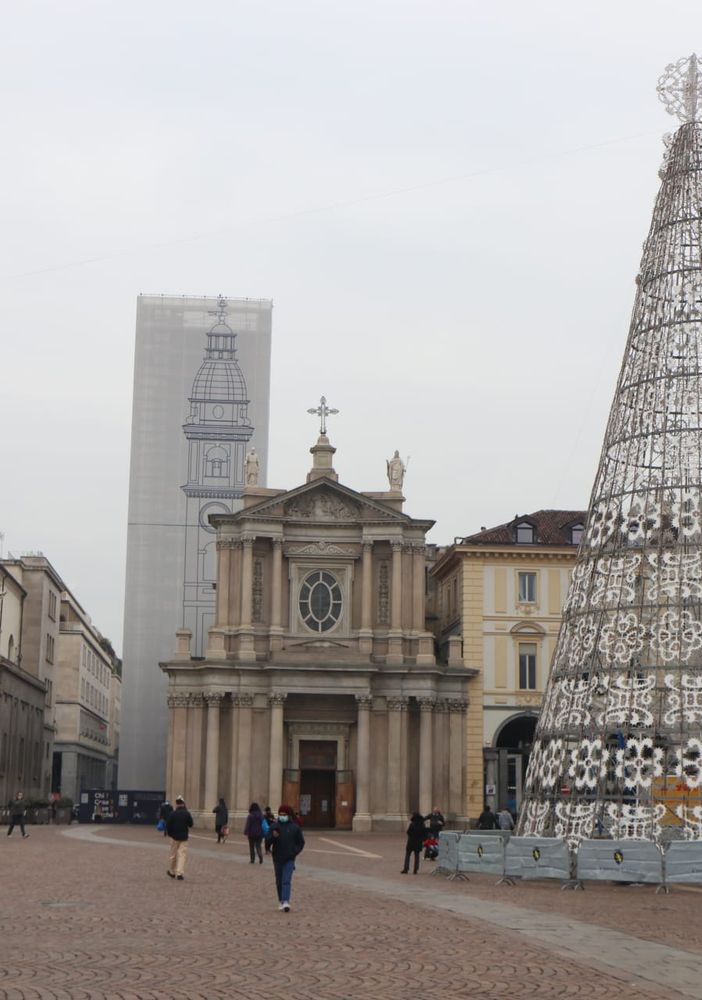 In piazza San Carlo è già Natale, con l'albero illuminato e il Calendario dell'Avvento [FOTO]