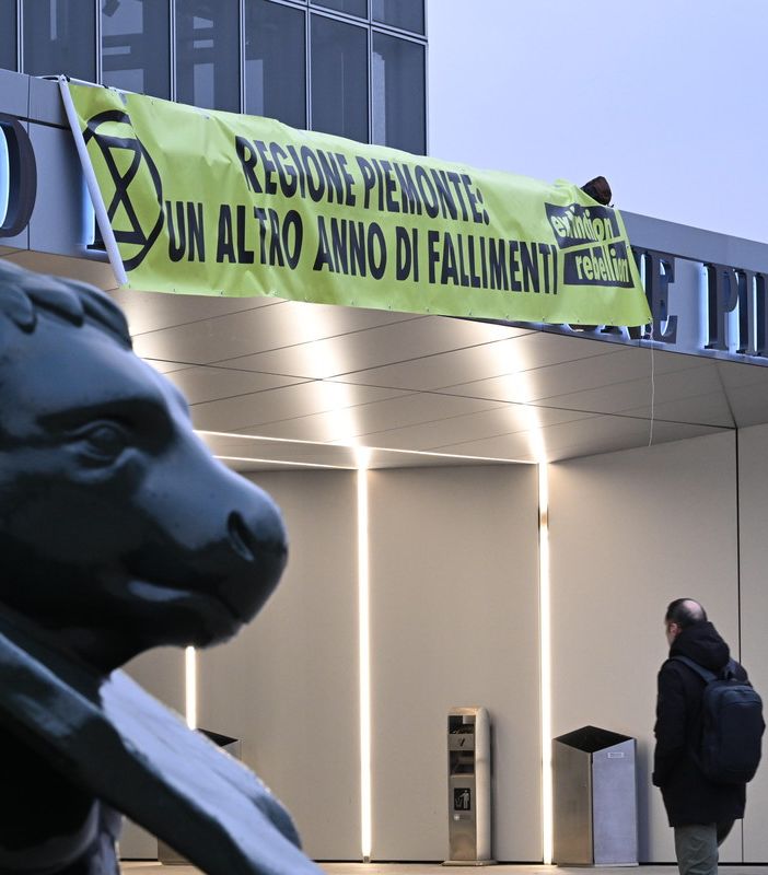 Blitz di Extinction Rebellion in Regione: la maxi scritta &quot;un altro anno di fallimenti&quot; compare all'ingresso del grattacielo
