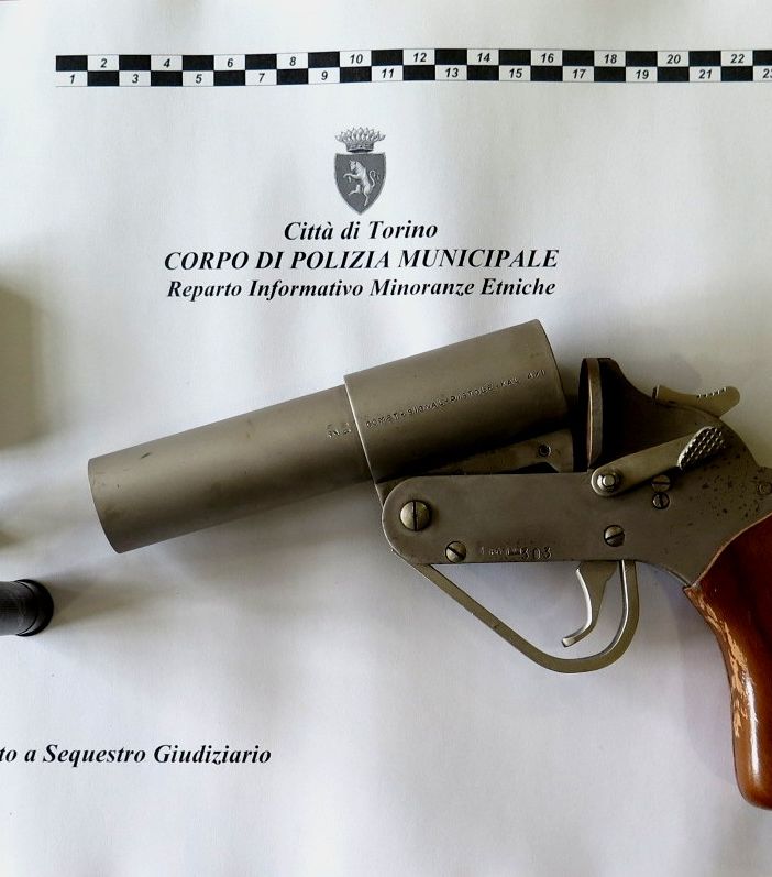La Municipale sequestra due auto e una pistola lanciarazzi modificata al campo nomadi di strada Aeroporto
