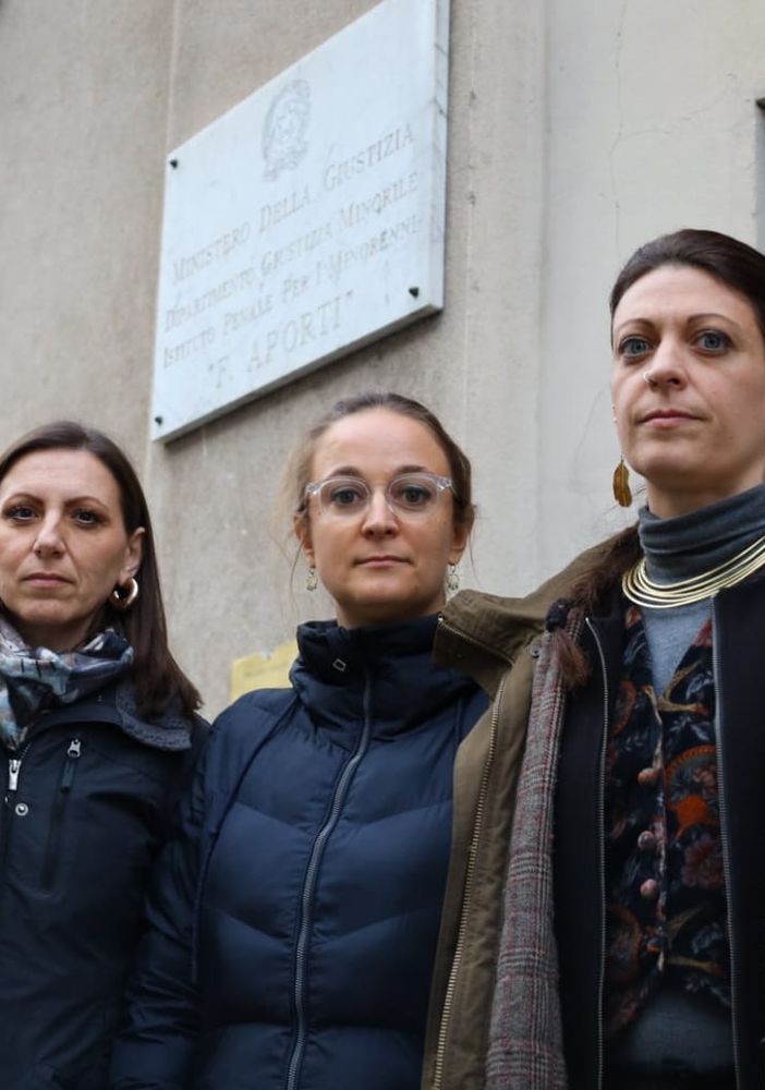 tre donne davanti al carcere minorile