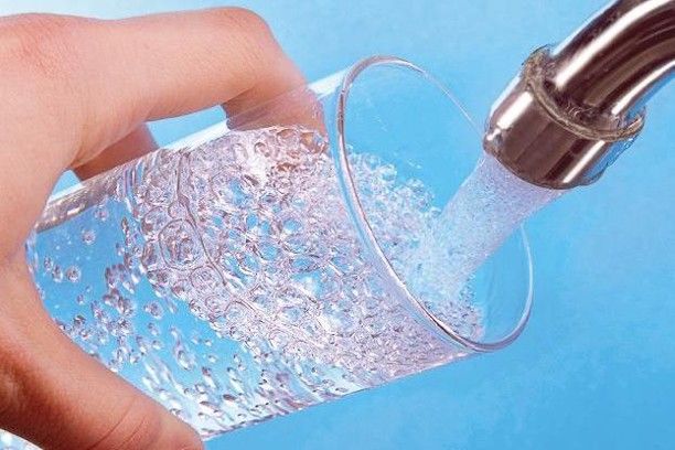 Acqua presa dal rubinetto in un bicchiere