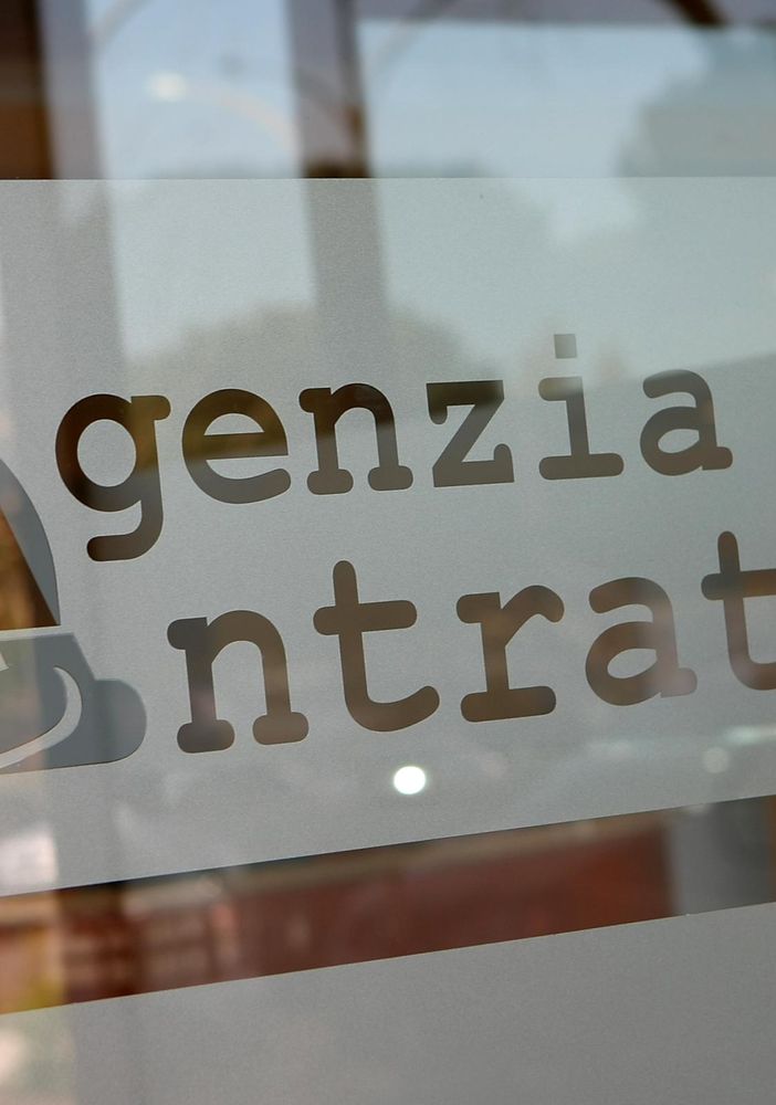 scritta Agenzia delle Entrate su un vetro