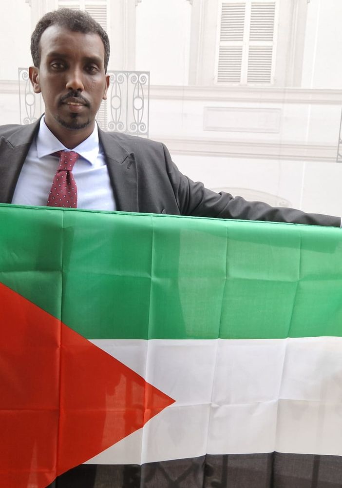 Il consigliere comunale Abdullai Ahmed con la bandiera della Palestina