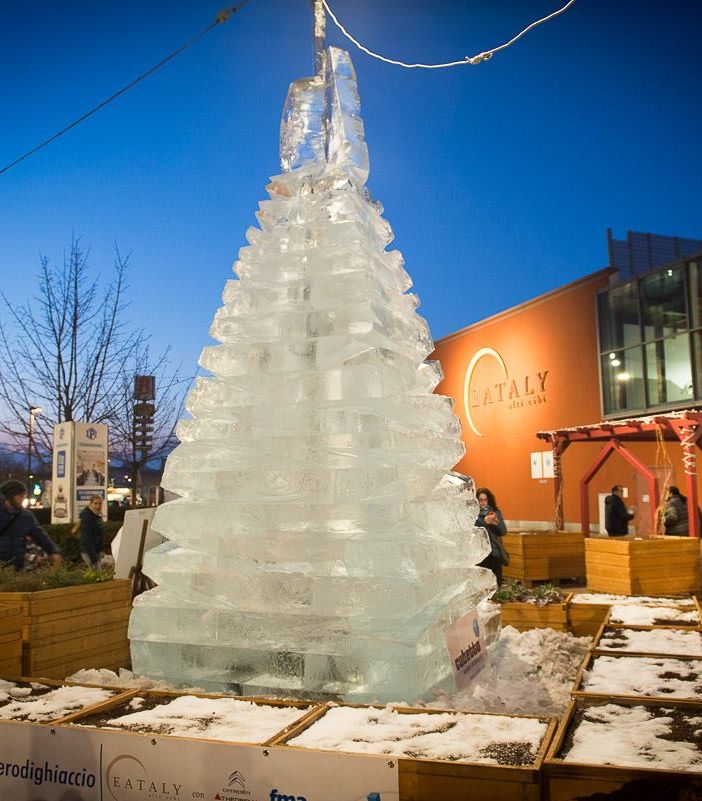 Lo spettacolo di luci e colori dell'albero di ghiaccio nel piazzale di Eataly Torino Lingotto (FOTO E VIDEO)