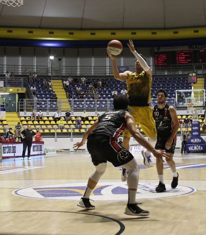 La Reale Mutua Basket Torino supera Tortona e conquista Gara 1