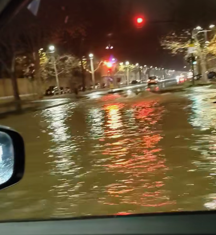 Strade allagate in Crocetta per un tubo rotto: disagi alla viabilità e bus deviati