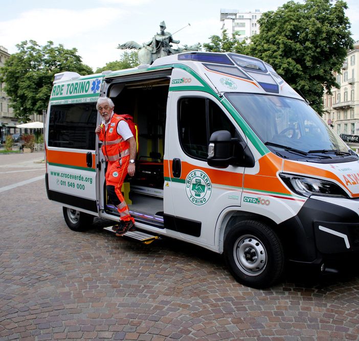Croce verde, entra in servizio l'ambulanza numero 300