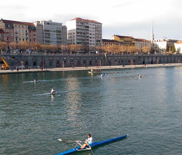 Oltre 100 atleti alla regata degli Amici del Fiume dopo l'incendo che ha distrutto 11 barche