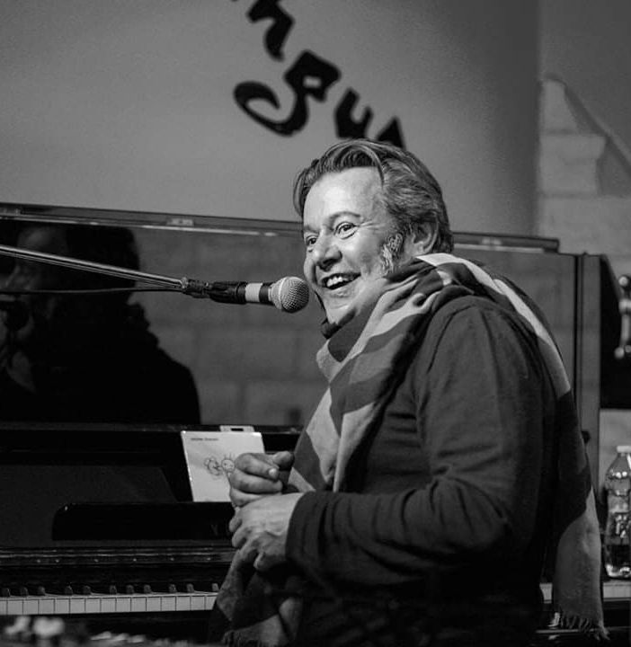 Il cantautore cuneese Andrea Giraudo in esibizione live al Circolo Machito di Torino