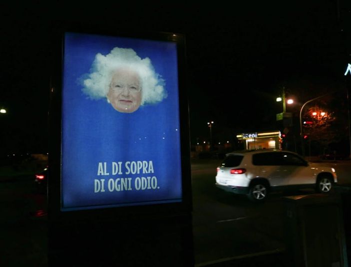 Minacce dopo il vaccino anti-Covid a Segre, Villa le dedica un poster