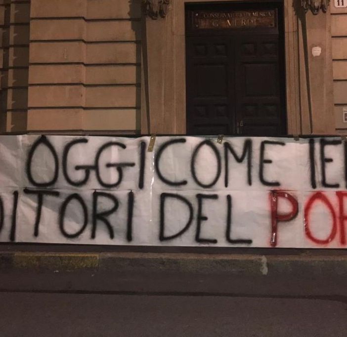 I militanti di Forza Nuova attaccano Ilaria Cucchi e Mimmo Lucano: &quot;Traditori del popolo italiano&quot;. La Cucchi: &quot;Sono abituata agli insulti. Onorata di ricevere la tessera Anpi&quot;
