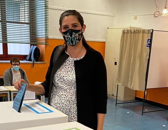 Chiara Appendino al seggio elettorale
