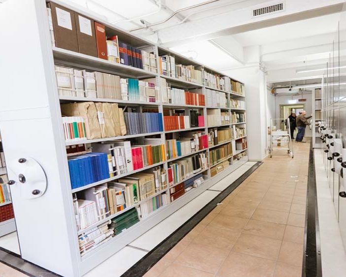 scaffali pieni di libri