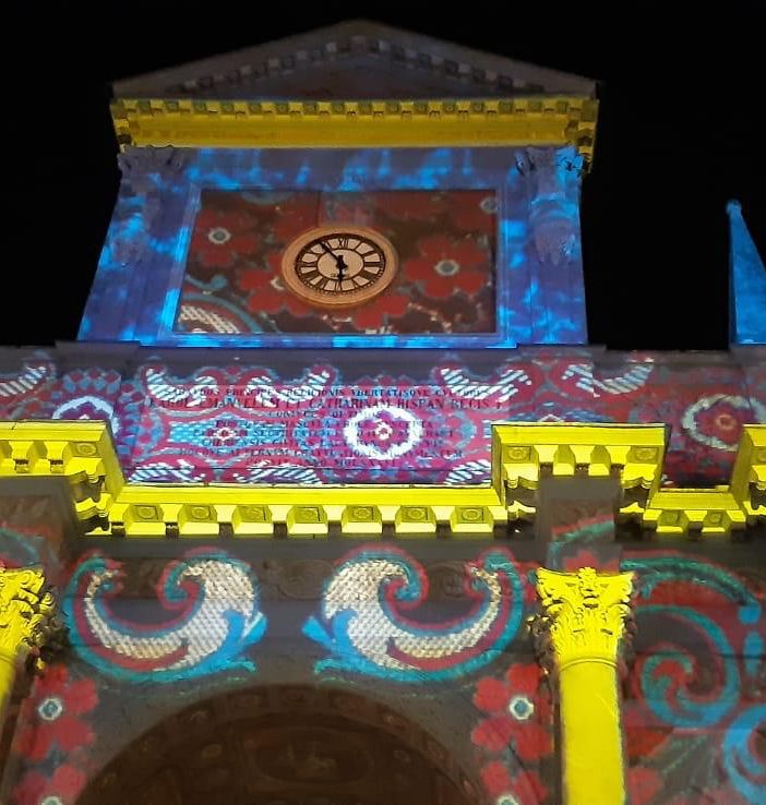 &quot;Chieri in luce&quot;, il video mapping accende la Chiesa dei Santi Bernardino e Rocco
