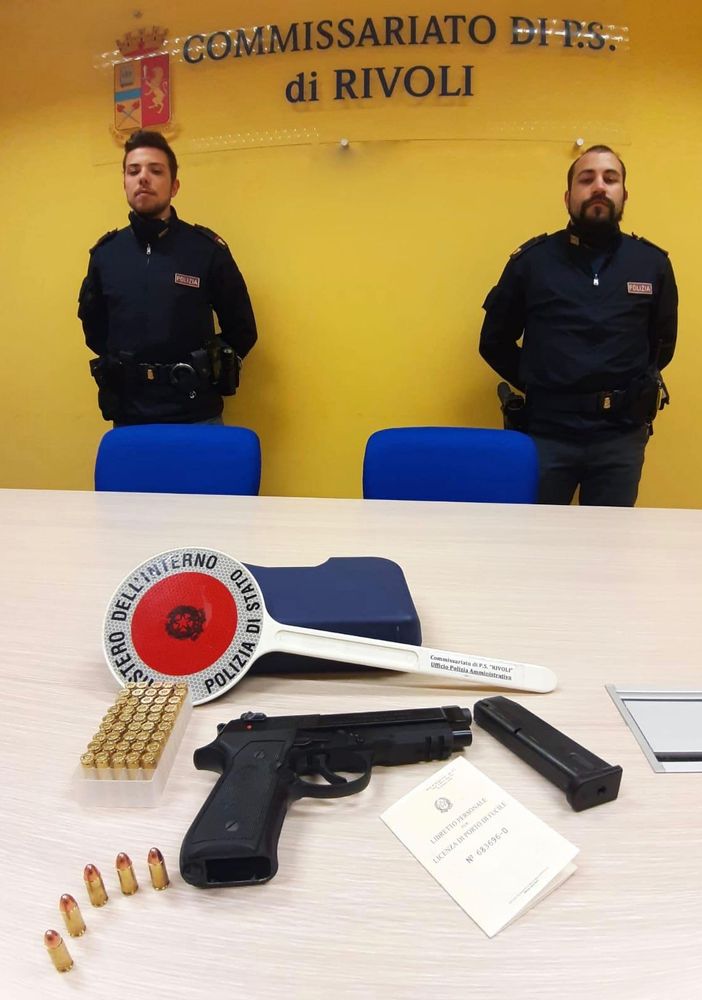 Invia alla ex la foto di una pistola per convincerla a tornare insieme: denunciato trentenne a Rivoli