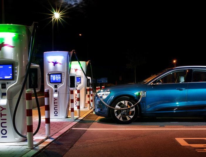 Audi e-tron: 110 chilometri d’autonomia in 10 minuti di ricarica