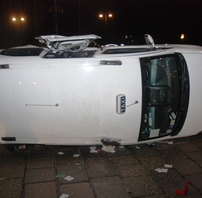 Scontro taxi-auto nella notte a Torino: 6 feriti lievi