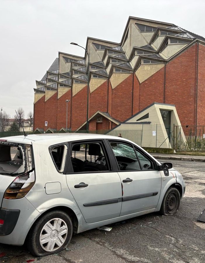 Le condizioni del piazzale davanti alla parrocchia del Redentore