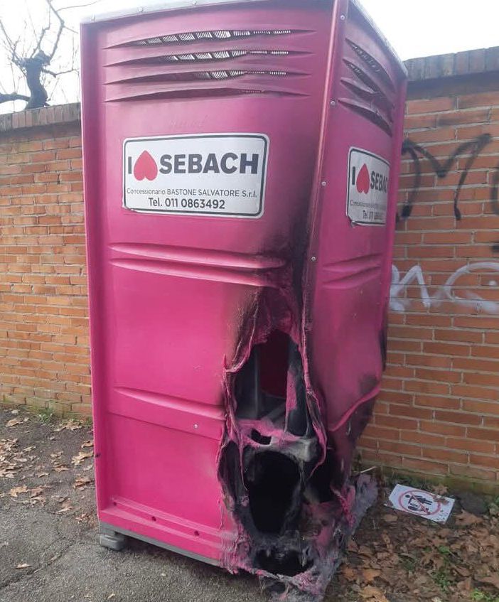 I soliti vandali in azione alla Pellerina, incendiati i bagni chimici del parco