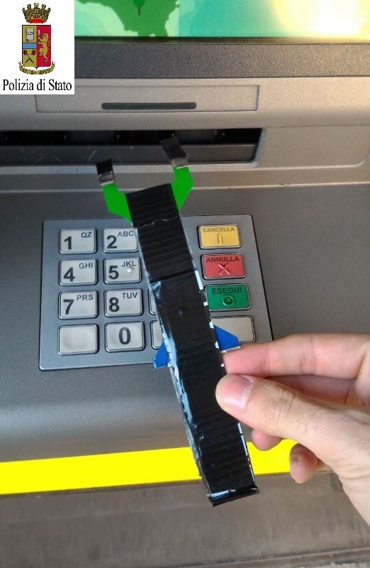 La Polizia arresta tre rumeni che avevano appena manomesso un bancomat