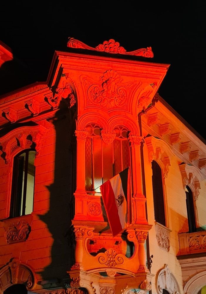 Sede ordine dei medici Torino illuminata di rosso