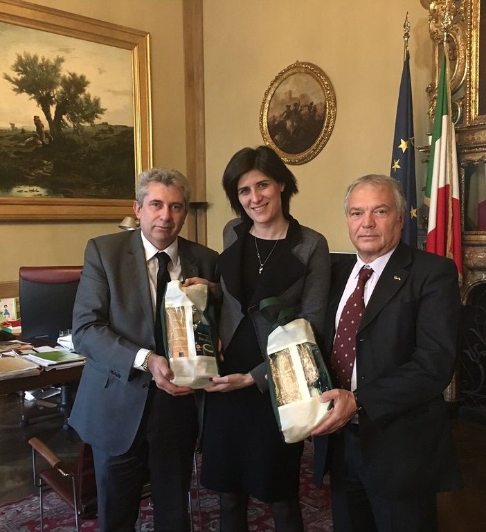 La Cia di Torino consegna il kit per l'amatriciana solidale a Chiara Appendino