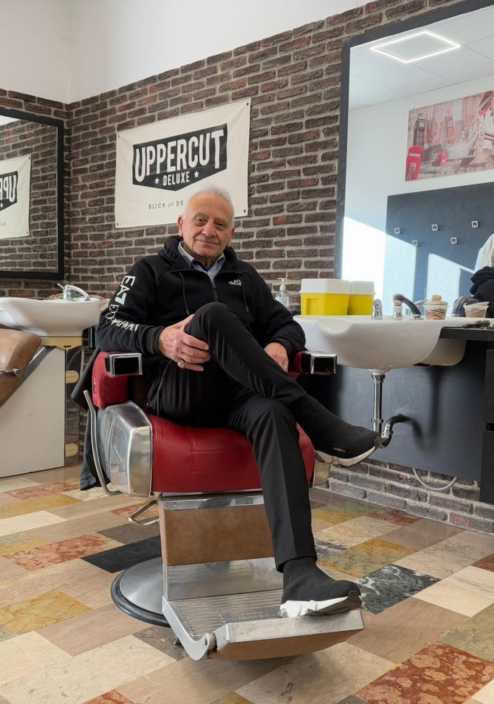 Giuseppe D’Amico, 77 anni, storico barbiere di via Negarville
